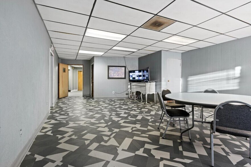 More Photos Of 223 Fearing Blvd, Toledo Freestanding For Lease