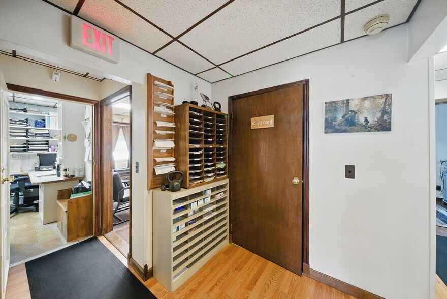 More Photos Of 11 Vernon Ave, Hamburg Medical For Lease