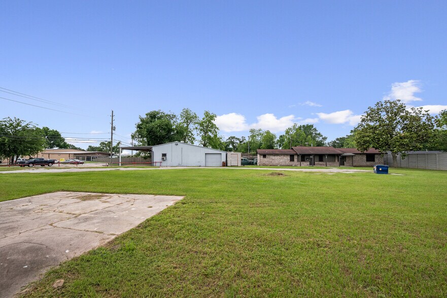 More Photos Of 1107 N Houston Ave, Humble Auto Repair For Sale
