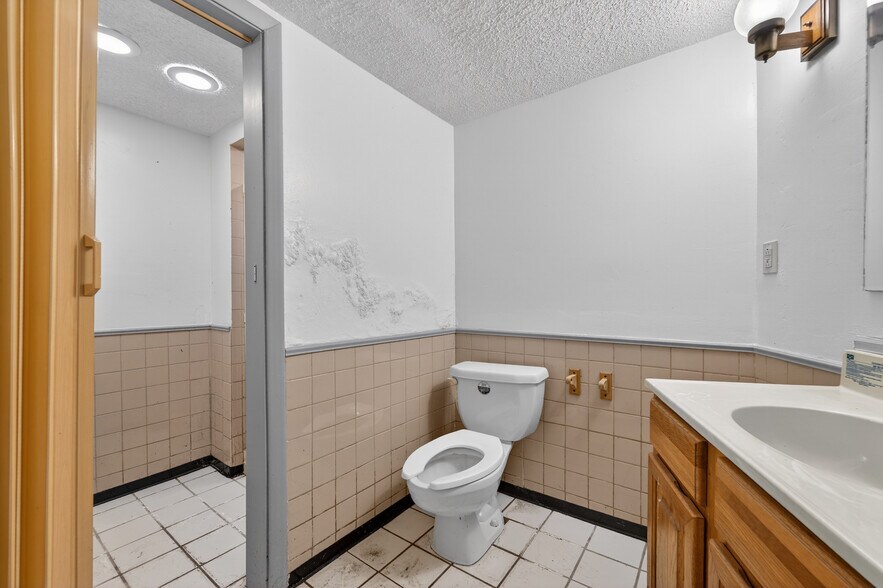 More Photos Of 2001 Capitol dr, Milwaukee Office For Sale