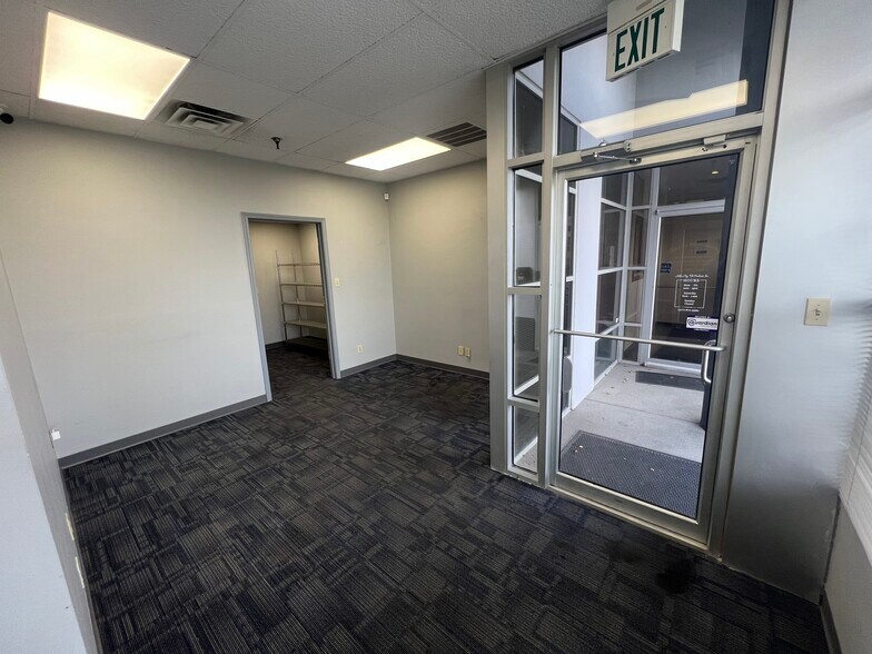 More Photos Of 7301 Georgetown Rd, Indianapolis Showroom For Lease