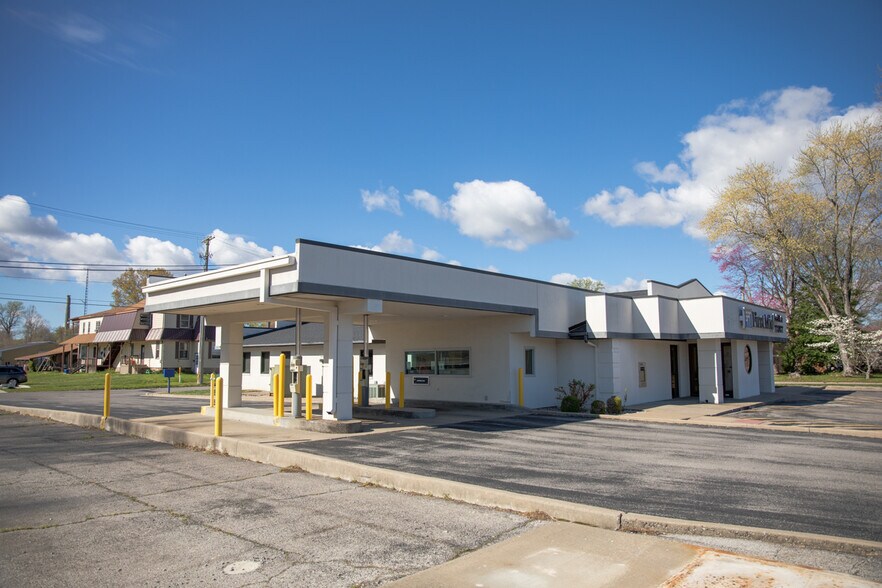 More Photos Of 1709 Walnut St, Murphysboro Bank For Sale