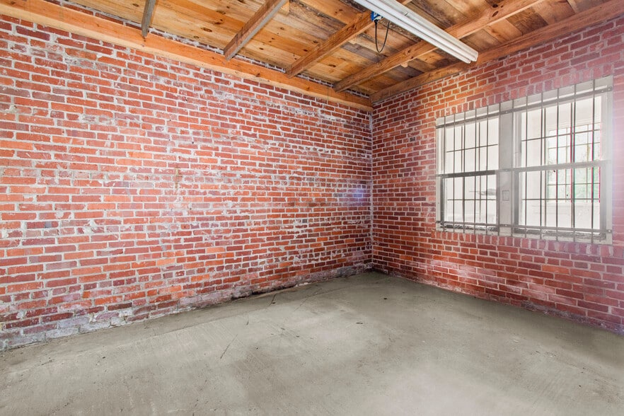 More Photos Of 470 N 4th St, Aurora Freestanding For Sale