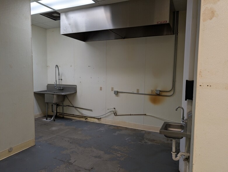 More Photos Of 550 S Broadway Ave, Boise General Retail For Lease