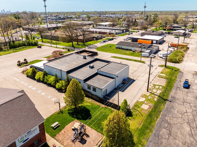 More Photos Of 5513 N Oxford St, Indianapolis Showroom For Lease