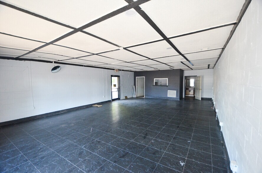 More Photos Of 805 Akron Dr, Winston-Salem Storefront Retail Office For Lease