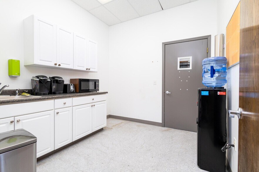 More Photos Of 66850 Executive Dr, Saint Clairsville Warehouse For Lease