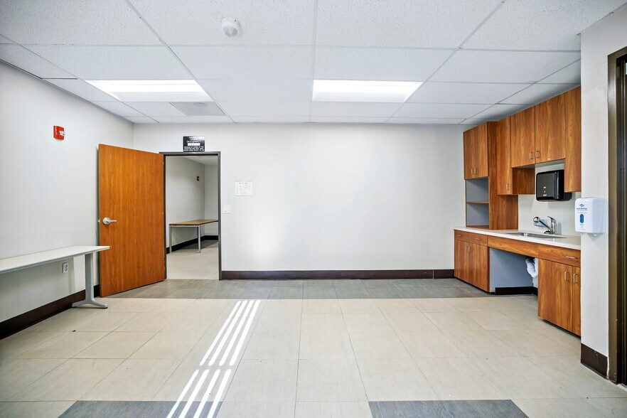 More Photos Of 8338 West Ln, Stockton Office For Sale