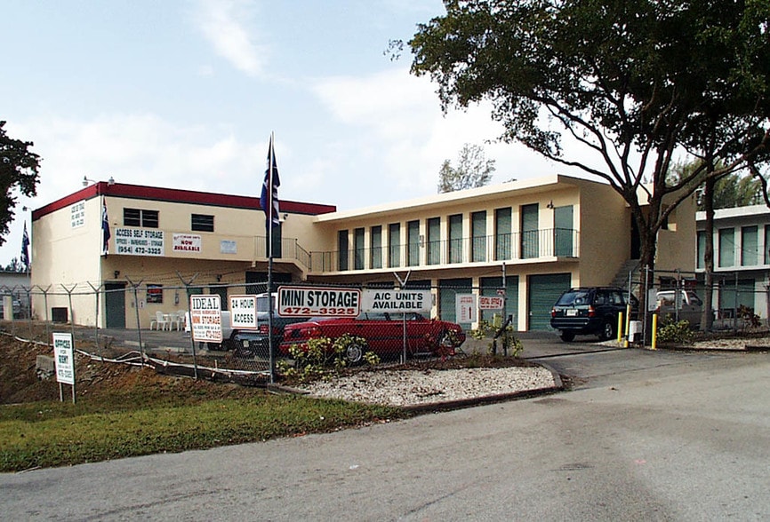 More Photos Of 7000 SW 22nd Ct, Davie Self Storage For Lease