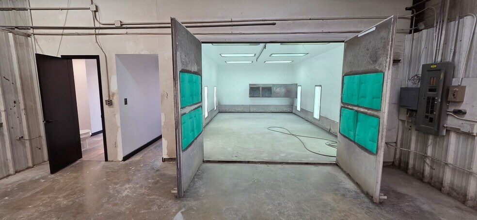 More Photos Of 5716 I-35 Industrial Blvd, Edmond Service For Lease