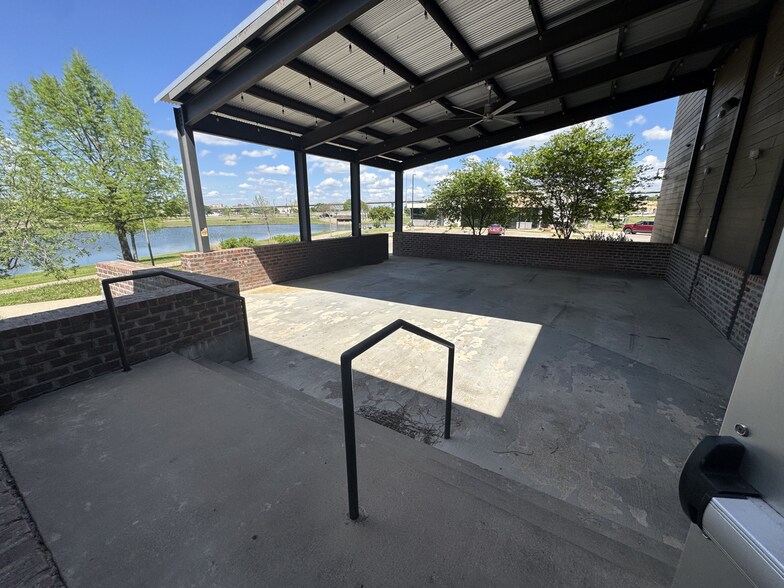 More Photos Of 5601 Crosslake Pky, Waco Restaurant For Lease