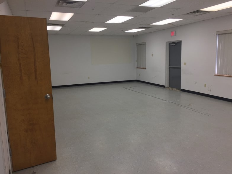 More Photos Of 6 Wesley Ct, Middletown Office For Lease