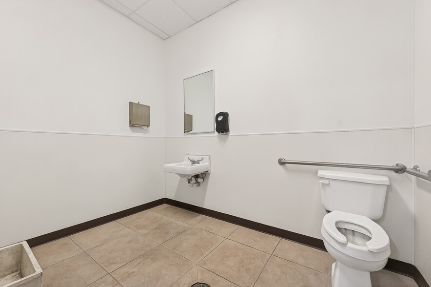 More Photos Of 10038 Grover Ln, Houston Warehouse For Sale