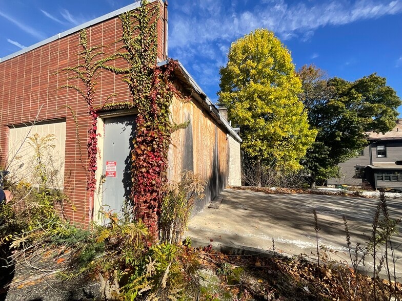 More Photos Of 82 Railroad St, Great Barrington Flex For Sale