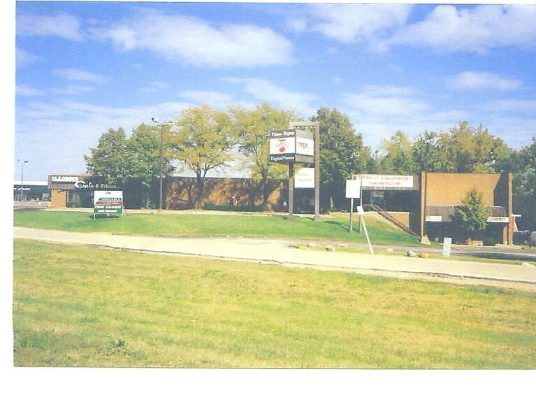More Photos Of 4640-4650 Brandywine Dr, Peoria General Retail For Lease
