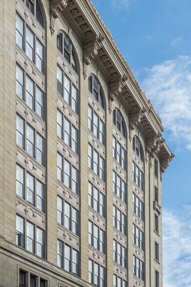 More Photos Of 150-152 Rue Notre-Dame E, Montréal Office For Lease