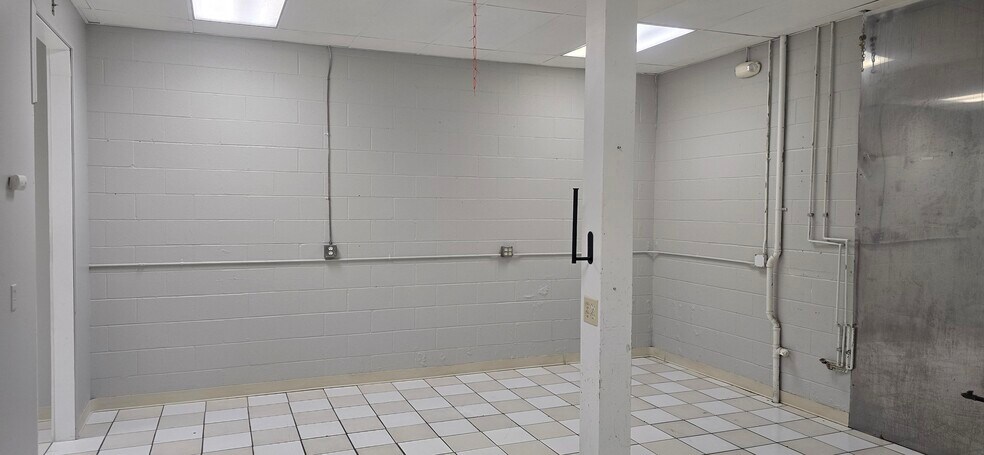 More Photos Of 17003 E US Highway 24, Independence General Retail For Lease