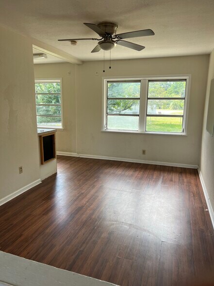 More Photos Of 134 NW Burk St, Lake City Daycare Center For Lease