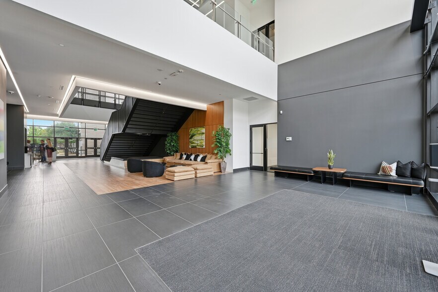 More Photos Of 15505 Wright Brothers Dr, Addison Office For Lease