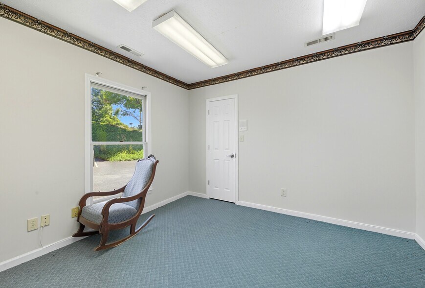 More Photos Of 508-514 Canterbury Rd, Kings Mountain Flex For Sale