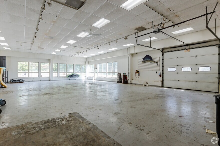 More Photos Of 99 Kazimour Dr, Port Barrington Marina For Lease