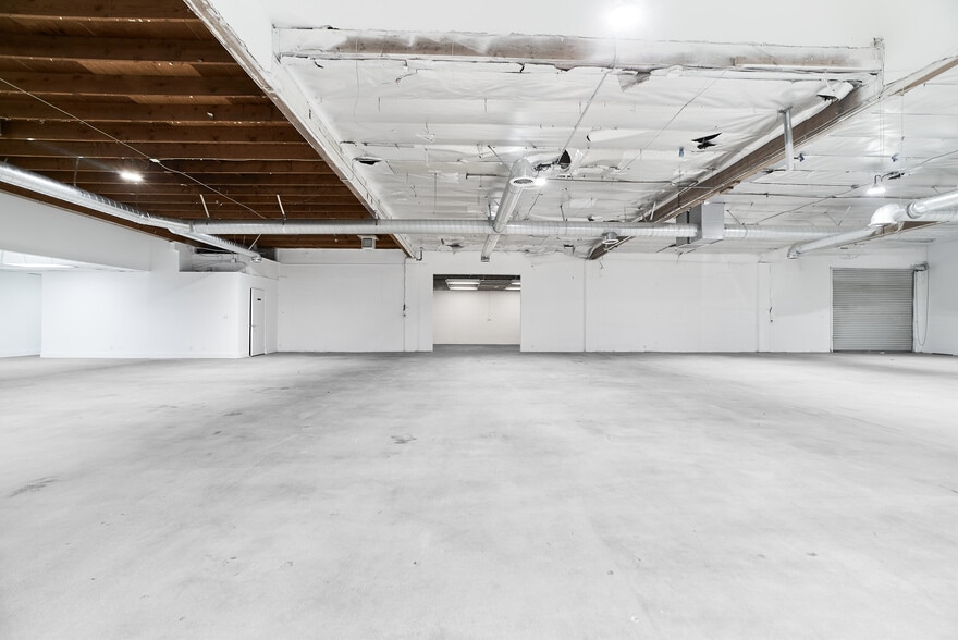 More Photos Of 15013-15019 Califa St, Van Nuys Manufacturing For Lease