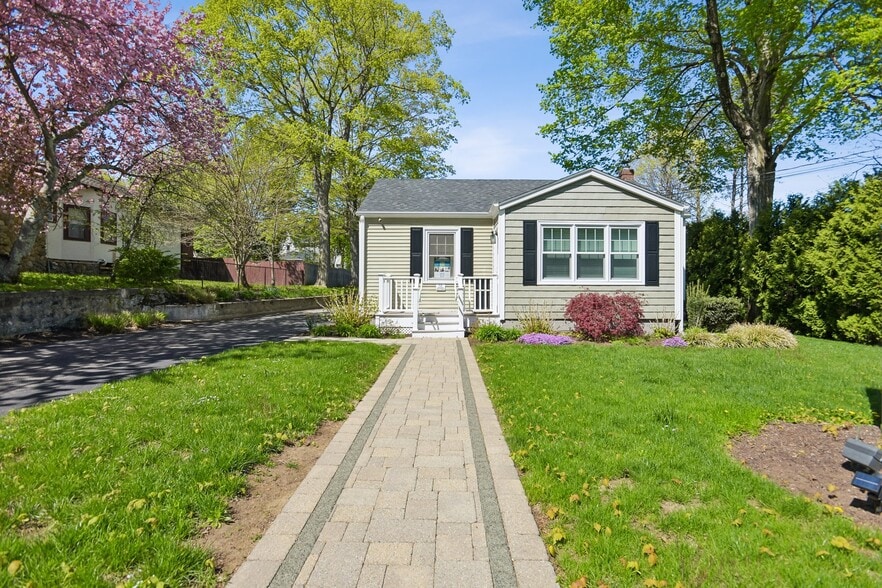 Primary Photo Of 65 Sachem St, Norwich Medical For Sale