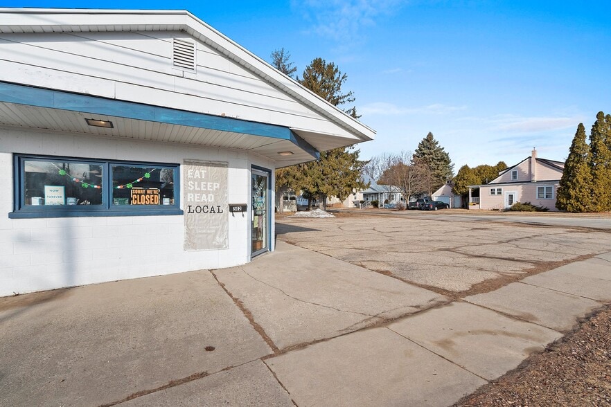 More Photos Of 302 Collins Ave, Oconto General Retail For Sale