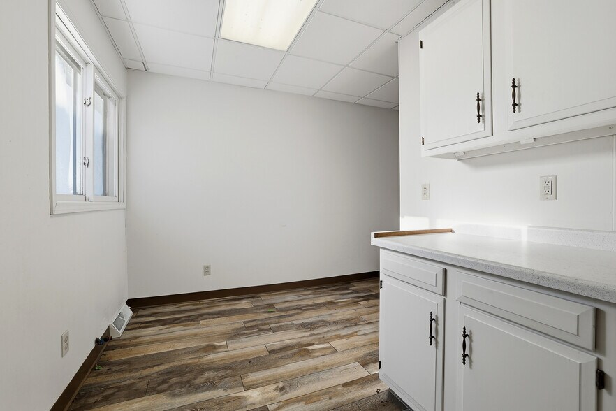 More Photos Of 5500 Prairie Dr, Plover Flex For Sale