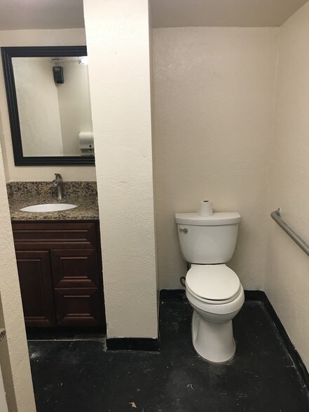 More Photos Of 909 W International Speedway Blvd, Daytona Beach Freestanding For Sale