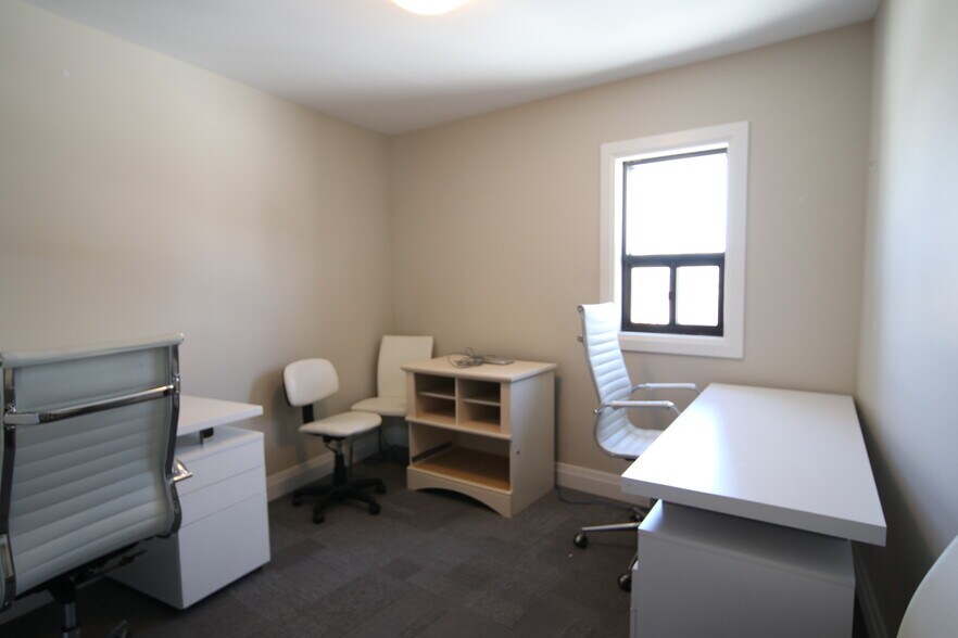 More Photos Of 1877 Merivale Rd, Nepean Office For Lease