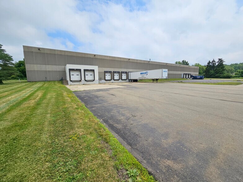 More Photos Of 100 Centre Dr, Orchard Park Warehouse For Lease