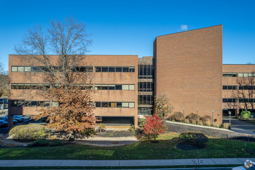 More Photos Of 45 William St, Wellesley Office For Lease