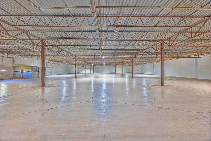 More Photos Of 213 W 1st St, Huntingburg Warehouse For Lease