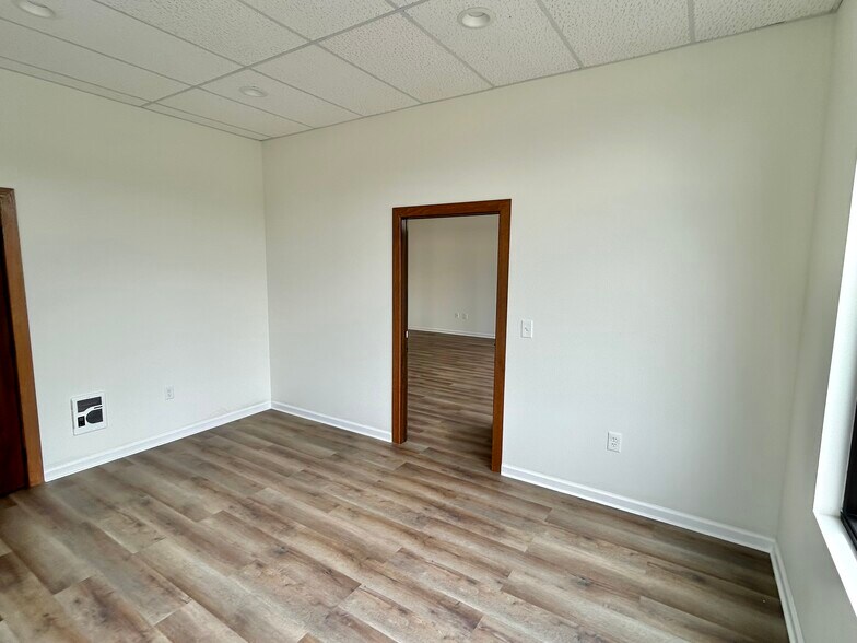 More Photos Of 4160 S Oakwood Ave, Geneseo Office For Sale