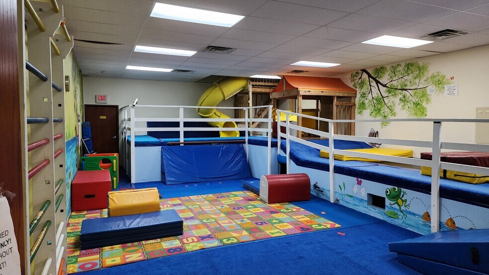 More Photos Of 2080 W 20th Ave, Oshkosh Flex For Sale