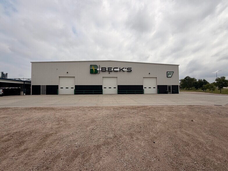 More Photos Of 405 Lake Ave, Gothenburg Distribution For Sale