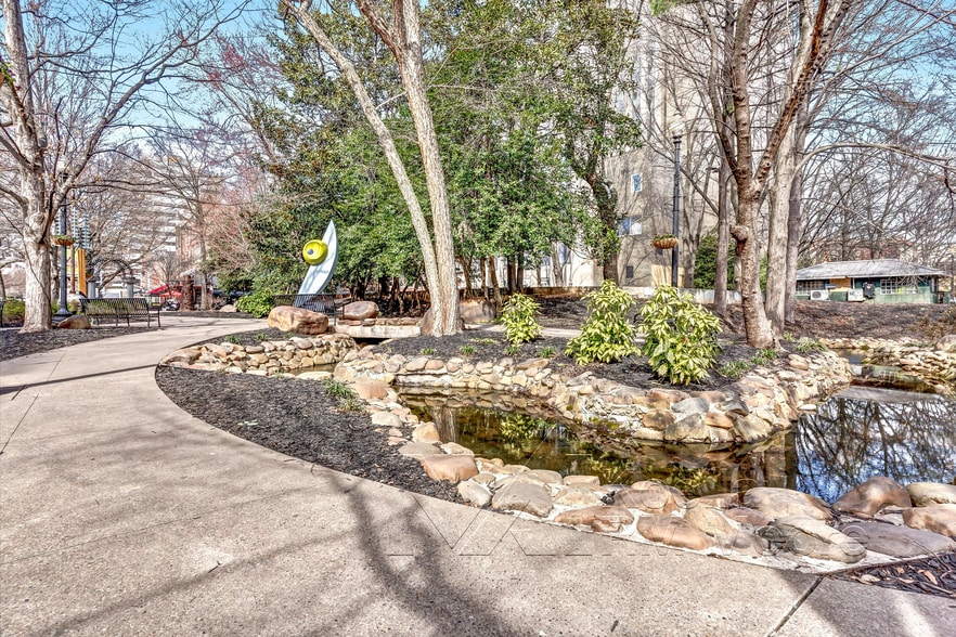 More Photos Of 17 Market Sq, Knoxville Storefront Retail Office For Sale