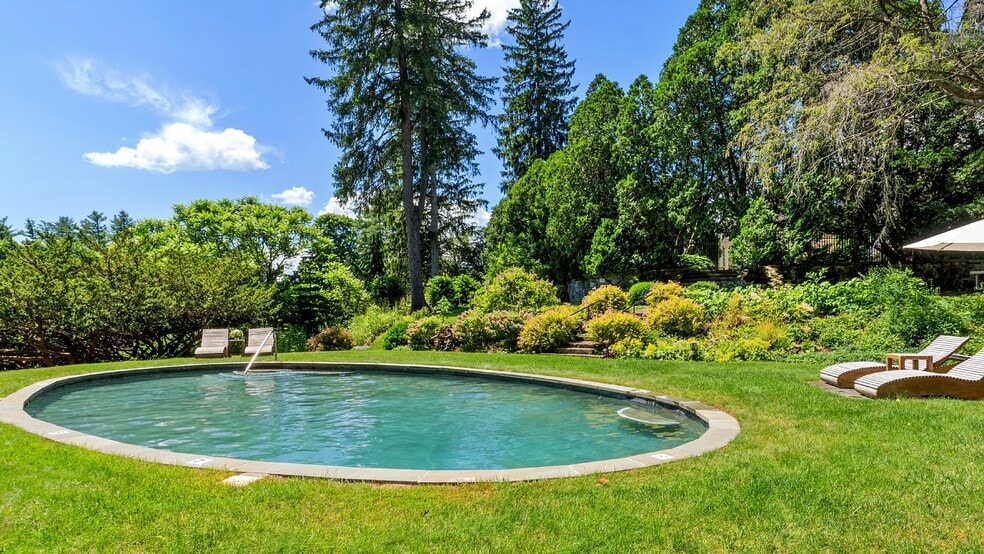 More Photos Of 11 Hawthorne Rd, Lenox Hotel For Sale