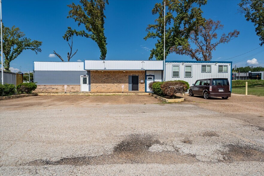 More Photos Of 906 S Main St, Lindale Light Distribution For Sale