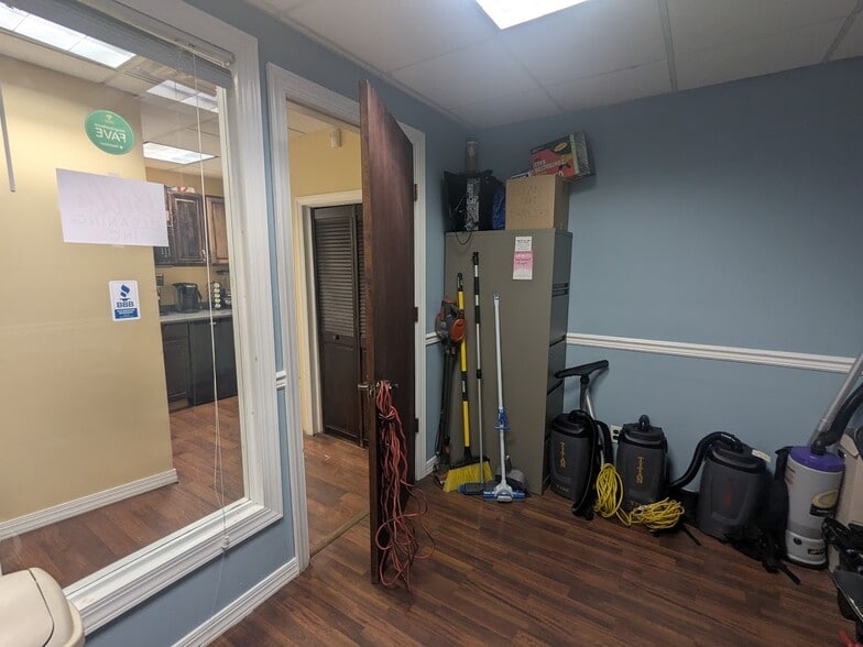 More Photos Of 66 Old Country Rd, Mineola Storefront Retail Residential For Sale