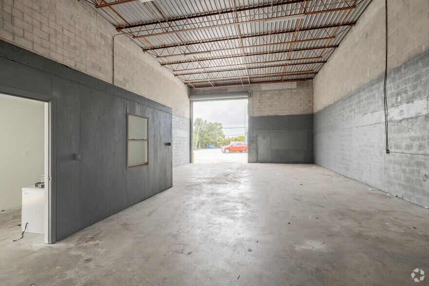 More Photos Of 1620-1646 SE Village Green Dr, Port, Port Saint Lucie Warehouse For Lease