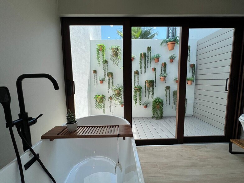 More Photos Of 511 16th St, Miami Beach Hospitality For Sale