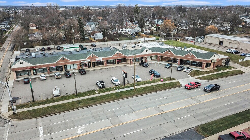 More Photos Of 1052-1072 W Huron St, Waterford Freestanding For Lease