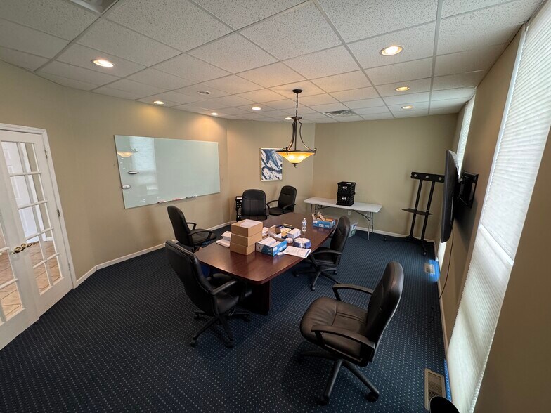 More Photos Of 4 Bonnie Ln, Yorkville Office For Sale