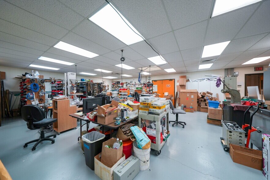 More Photos Of 1555-1557 SE Crystal Lake Dr, Corvallis Warehouse For Lease