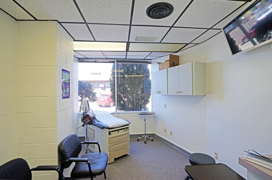 More Photos Of 811 W Yakima Ave, Yakima Storefront Retail Office For Lease