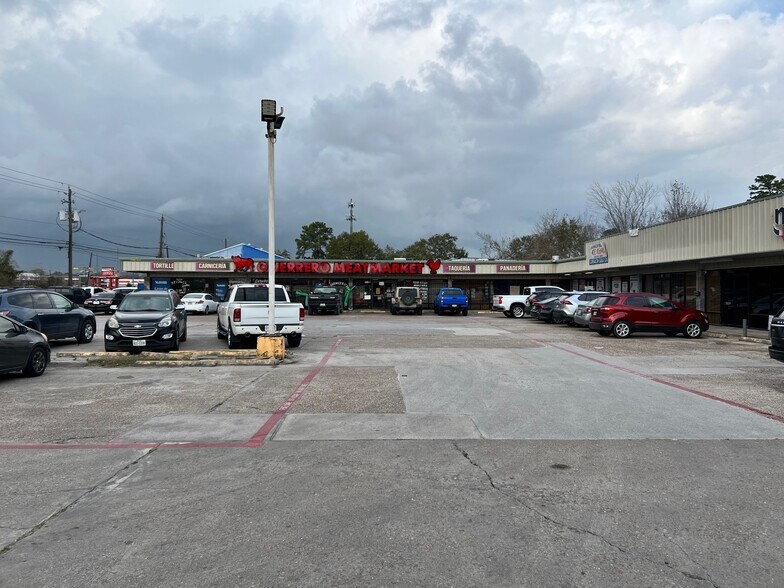 More Photos Of 8514 C E King Pky, Houston Unknown For Lease