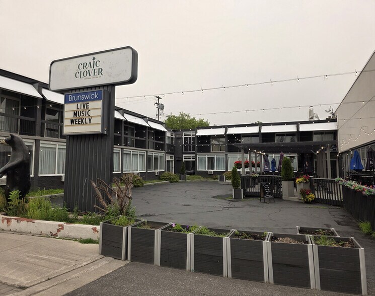 More Photos Of 72 James St, Parry Sound Hotel For Sale