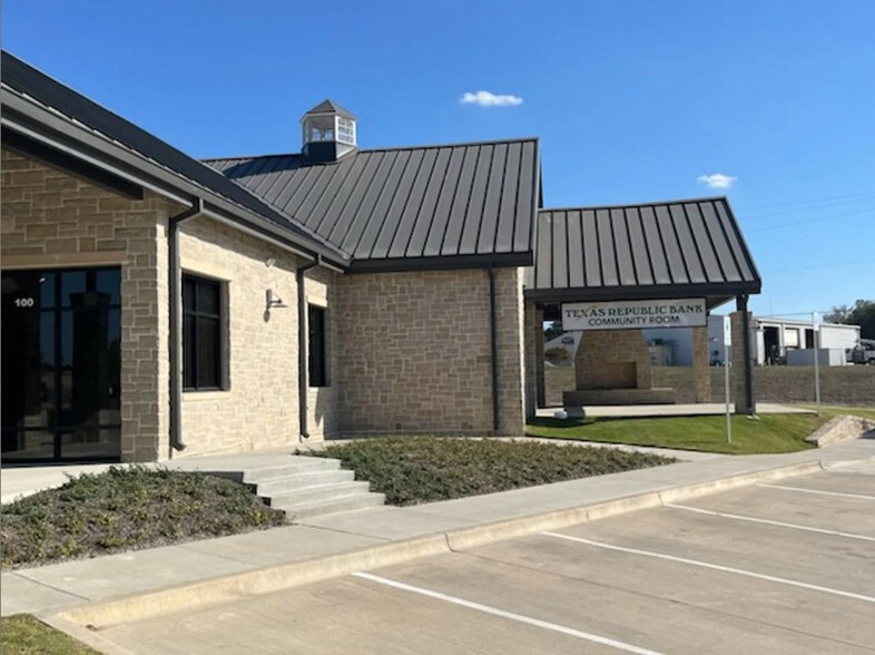 More Photos Of 2220 Sam Rayburn Hwy, Melissa Medical For Lease